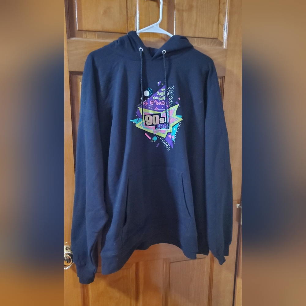 90s con sweatshirt